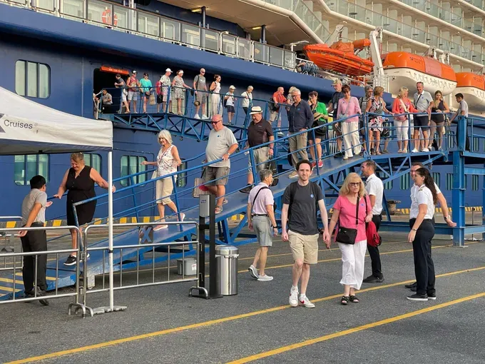 International cruise ship passengers arrive at port to visit Ho Chi Minh City in February. (Photo: SGGP) khach-tau-bien-1514-8727.jpg