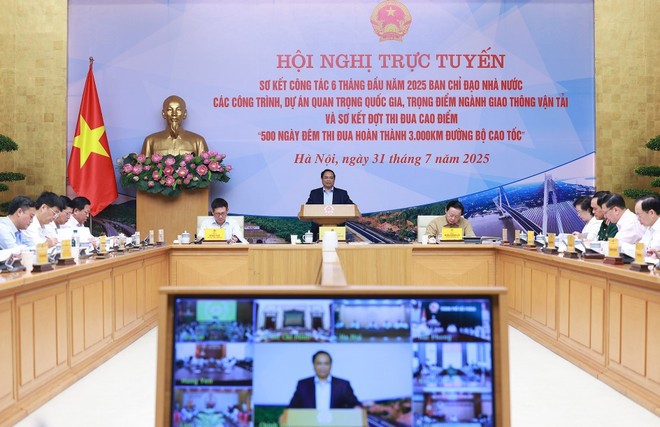 The meeting is held both in-person and online with 26 provinces and cities. (Photo: VNA) vna-potal-thu-tuong-chu-tri-hoi-nghi-so-ket-cac-du-an-cong-trinh-quan-trong-quoc-gia-8182001.jpg