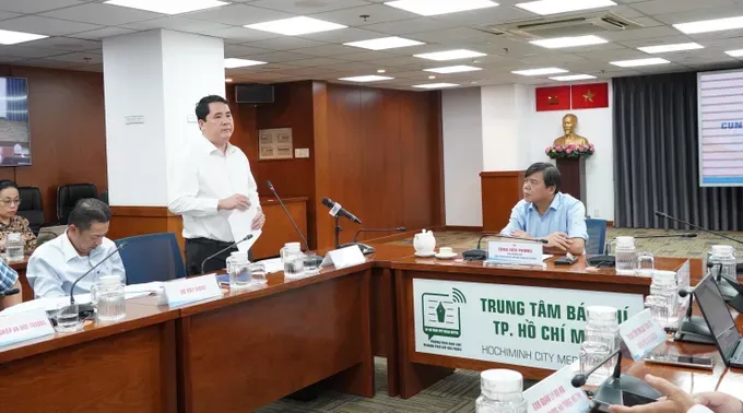 Deputy Director of the Ho Chi Minh City Department of Internal Affairs, Nguyen Tan Phong, speaks at the meeting. (Photo: SGGP) 6hh01223-6981-3074.jpg