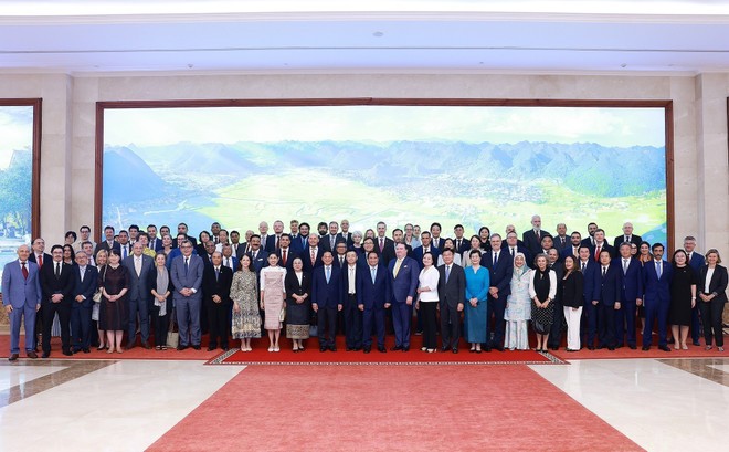 Prime Minister Pham Minh Chinh holds a meeting with representatives of the diplomatic corps in Vietnam on July 31, 2025, to brief them on the reorganization of administrative units and two-tier local administration of the country. (Photo: VNA) pmc2.jpg