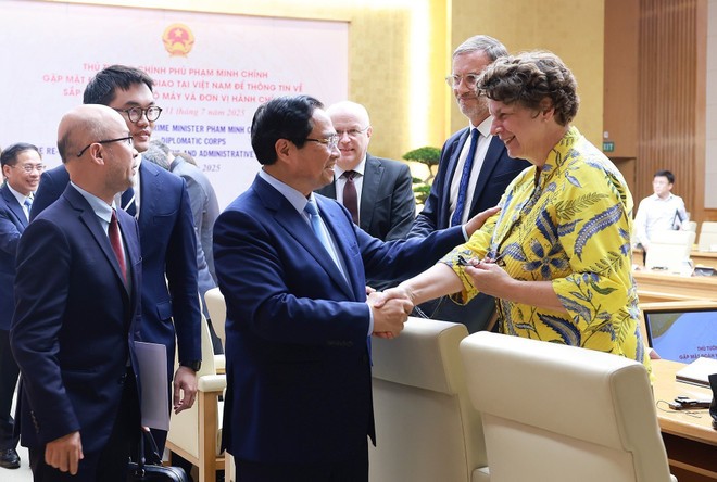 Prime Minister Pham Minh Chinh (C) shakes hands with a representative of the diplomatic corps at the meeting in Hanoi on July 31, 2025. (Photo: VNA) pmc3.jpg