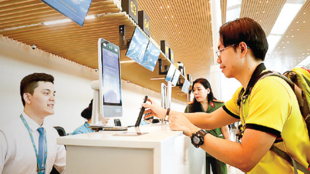 Passengers complete online check-in and biometric verification at Tan Son Nhat Airport's Terminal 3. (Photo: SGGP) Screenshot (517).png