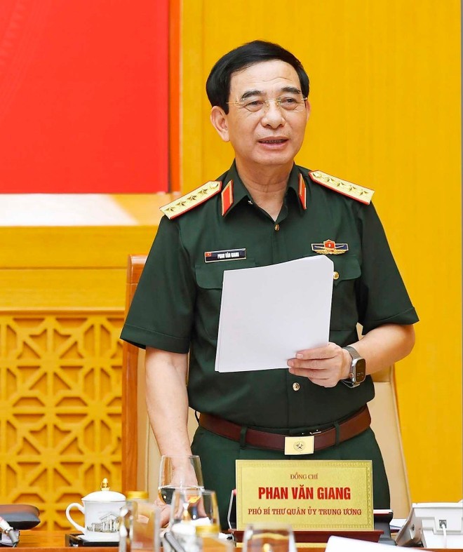 Minister of National Defence General Phan Van Giang, who is also Deputy Secretary of the Central Military Commission, speaks at the meeting on July 31. (Photo: VNA) vna-potal-tong-bi-thu-to-lam-chu-tri-hoi-nghi-thuong-vu-quan-uy-trung-uong-8183527.jpg