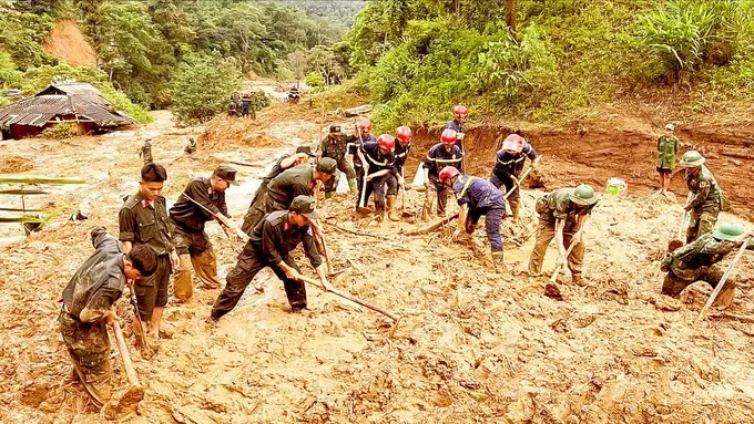 Emergency response teams have intensified efforts to search for missing individuals in Dien Bien Province. (Photo: SGGP) cn1e-1293-1529.jpg