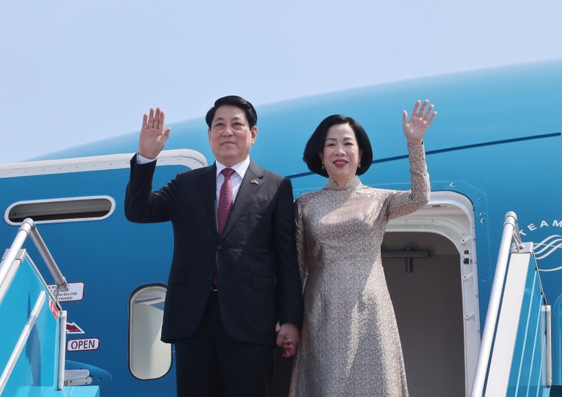 State President Luong Cuong and his spouse Nguyen Thi Minh Nguyet leave Hanoi on August 3 morning for state visits to Egypt and Angola. (Photo: VNA) luong-cuong.jpg