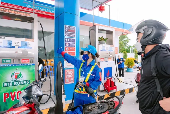 Customers refuel with biofuel at a station in Hai Phong City. (Photo: SGGP) pvoil-hp-5768-7594.jpg