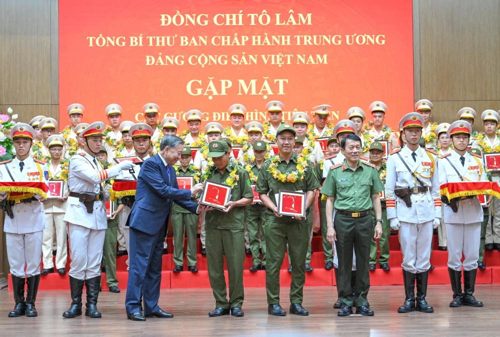 Party General Secretary To Lam and the Minister of Public Security honored outstanding grassroots police officers for their dedication and exemplary service. (Photo: SGGP) 12.jpg