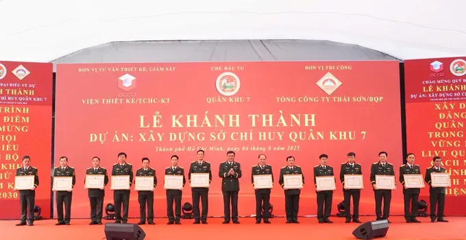 The Command of Military Region 7 presents Certificates of Merit to 20 collectives and 40 individuals in recognition of their outstanding contributions to the successful construction of the new headquarters. (Photo: SGGP) z6871546359635-e1692b10d103ac4b3416479dc7714de7-1-7855-3844.jpg