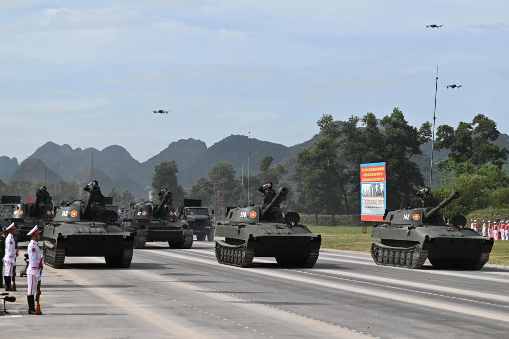 A formation of self-propelled artillery vehicles 40.jpg