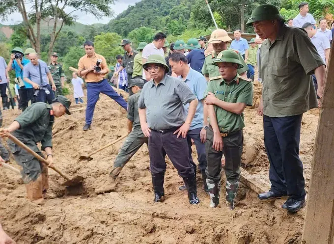 Prime Minister Pham Minh Chinh visits flood-stricken communities in Dien Bien Province. (Photo: SGGP) 6-6161-9310.jpg
