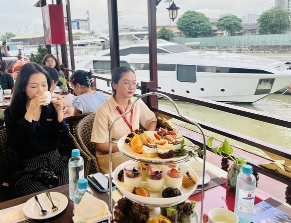 Tourists enjoy tea on a floating restaurant on the Saigon River. khach-du-ngoan-song-sg-1363-7673.jpg