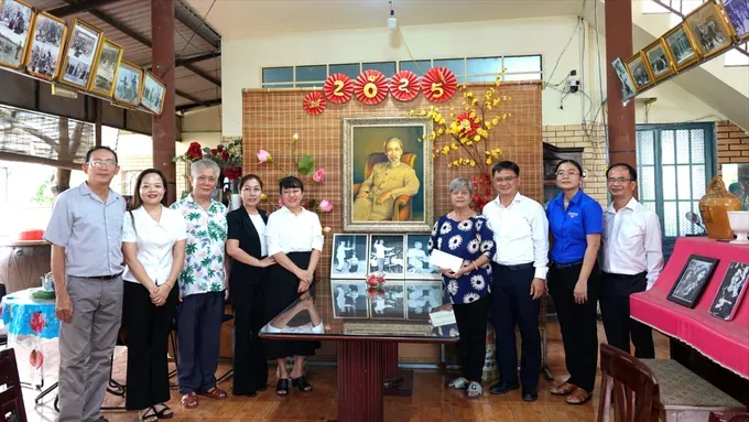 Head of the Propaganda and Mass Mobilization Commission of the Ho Chi Minh City Party Committee Nguyen Manh Cuong (3rd, R ) and the city's officials visit Meritorious Artist Phi Yen. (Photo: SGGP) nsut-phi-yen-9206-4488.jpg