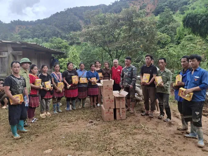TThe Central Committee of the Vietnam Red Cross Society offers an emergency relief package for residents in the flood-affected provinces of Dien Bien and Son La. (Photo: SGGP) z6872633755454-ee91be11ed845aba694fb08c06aafe12-801-9739.jpg
