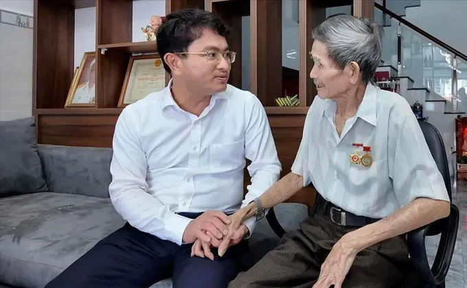 Secretary of the Party Committee of Con Dao Special Zone, Le Anh Tu (L), visits former Con Dao political prisoner Nguyen Xuan Vien. (Photo: SGGP) f3b-2938-4237.jpg