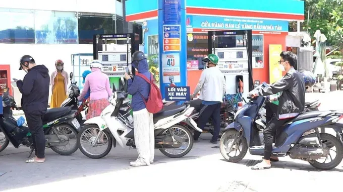 The maximum retail price of E5 RON92 petrol increases by VND207 to VND19,608 (US$0.75) per liter. (Photo: SGGP) img-1033-5708-1731.jpeg
