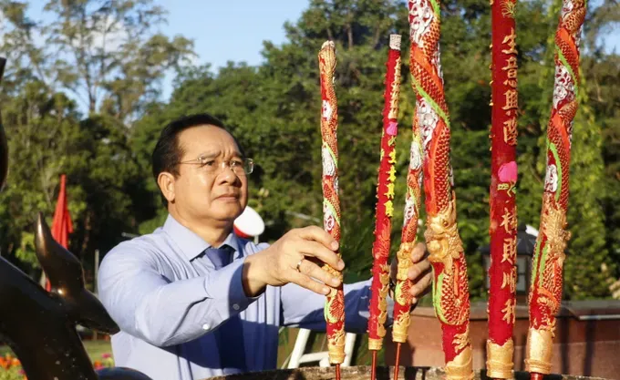 Chairman of the Ho Chi Minh City People's Committee, Nguyen Van Duoc, offers incense in tribute to national heroic martyrs. (Photo: SGGP) 1-1870-7245.jpg