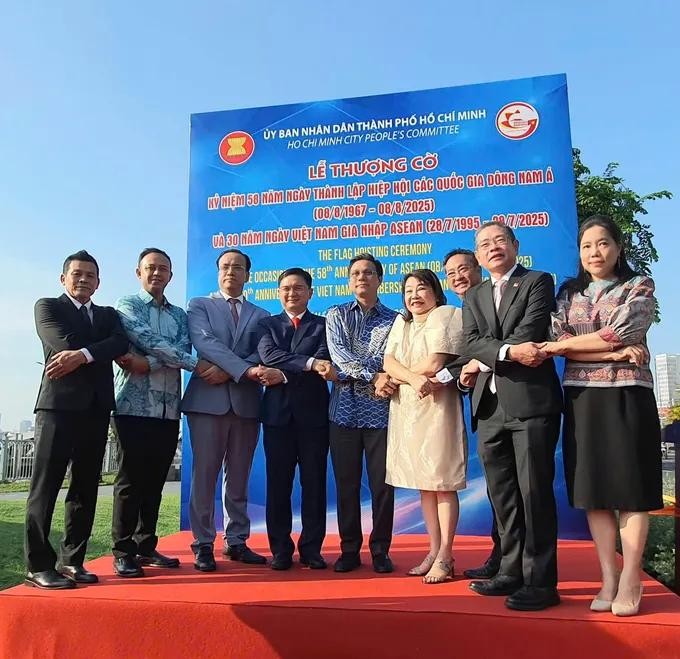 Ho Chi Minh City leaders and Consuls General of ASEAN member states pose for a commemorative photo at the ceremony. (Photo: SGGP) 48.jpg