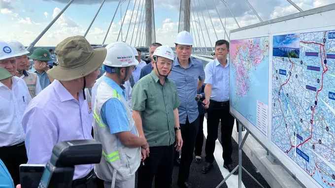 Deputy Prime Minister Tran Hong Ha inspects the Rach Mieu 2 Bridge project on August 7. (Photo: SGGP) d35cbb8a7132f86ca123-5472-9006.jpg