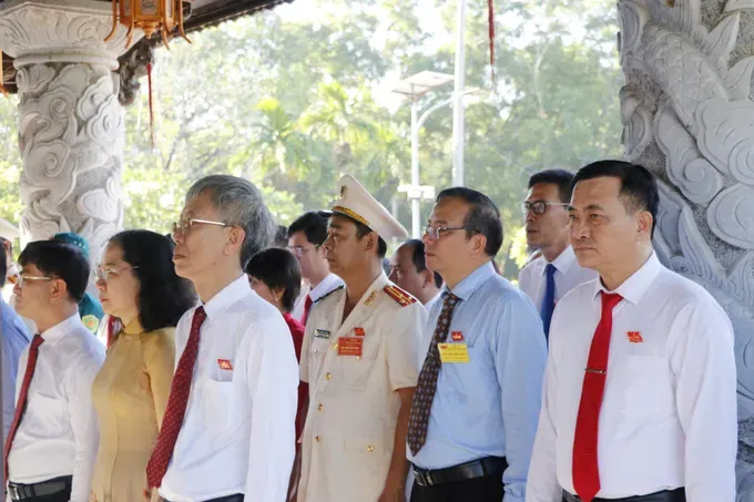 HCMC's leaders and officials attend the incense-offering ceremony. (Photo: SGGP) z6884991938313-7dd1601d18c256d23738f288c1bcff82-8936-7073.jpg