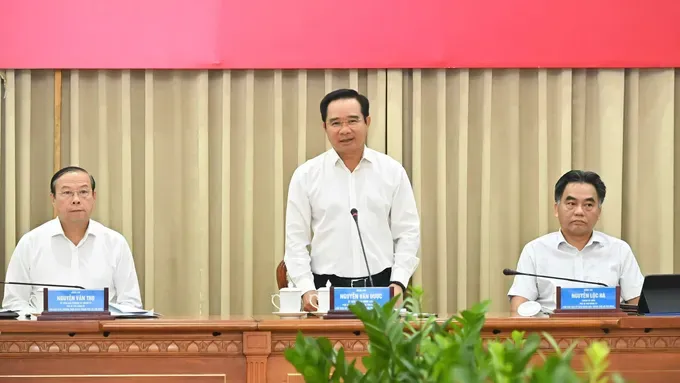 Chairman of the Ho Chi Minh City People’s Committee, Nguyen Van Duoc, speaks at the conference. (Photo: SGGP) 8be99391e7c66f9836d7-2047-1394.jpg