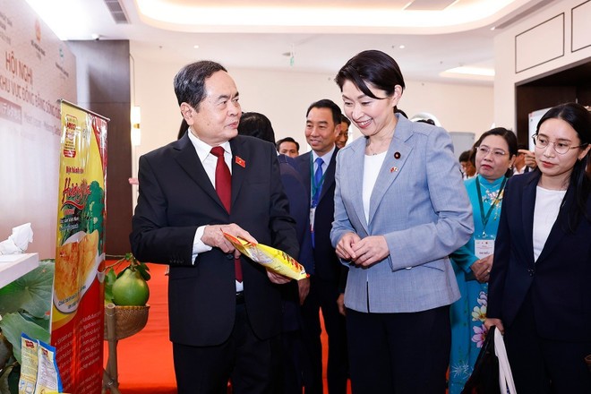 National Assembly Chairman Tran Thanh Man and Chairwoman of the Japan-Vietnam Parliamentary Friendship Alliance Obuchi Yuko visit an exhibition of products on the event's sidelines. (Photo: VNA) vna-potal-chu-tich-quoc-hoi-du-phien-khai-mac-xuc-tien-dau-tu-gap-go-nhat-ban-khu-vuc-dong-bang-song-cuu-long-8198601.jpg