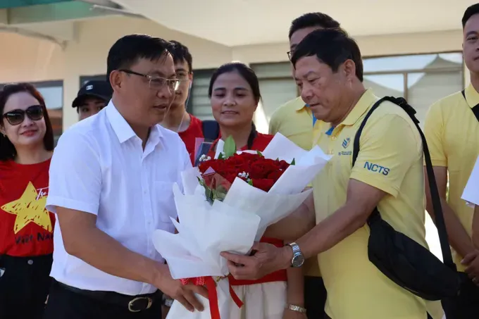 Representatives from the Quang Tri Department of Culture, Sports, and Tourism and the provincial Tourism Promotion Center present flowers and souvenirs to passengers. (Photo: SGGP) 1000026544-914-4529.jpg
