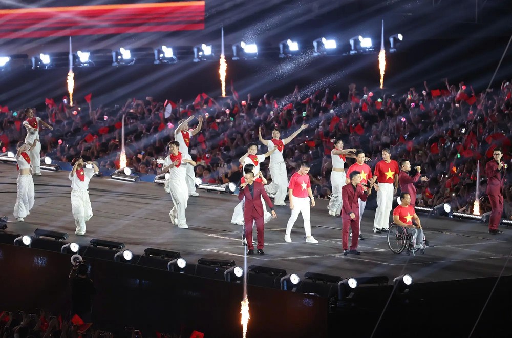 The program also pays tribute to outstanding athletes who have brought pride and glory to Vietnam in recent years. 40.jpg