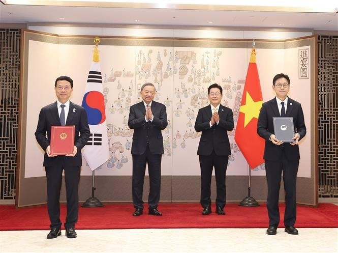 Party General Secretary To Lam (left, back row) and President of the Republic of Korea Lee Jae Myung (right, back row) witness the exchange of the MoU on scientific and technological cooperation between the Vietnamese Ministry of Science and Technology and the Korean Ministry of Science and ICT. (Photo: VNA) to-lam-5.jpg