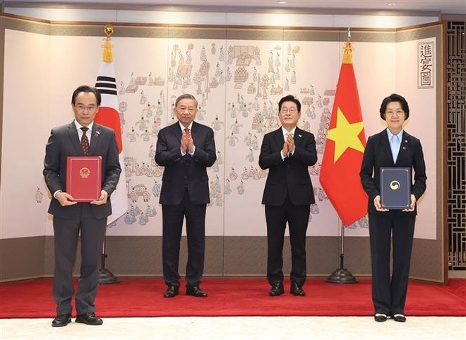 Party General Secretary To Lam and President of the Republic of Korea Lee Jae Myung witness the exchange of the agreement amending the existing MoU on educational cooperation between the Vietnamese Ministry of Education and Training and the RoK Ministry of Education. (Photo: VNA) to-lam-6.jpg