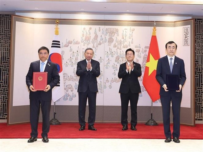 Party General Secretary To Lam and President of the Republic of Korea Lee Jae Myung witness the exchange of the MoU on collaboration between the State Securities Commission of Vietnam and the Korean Financial Supervisory Service. (Photo: VNA) to-lam-7.jpg
