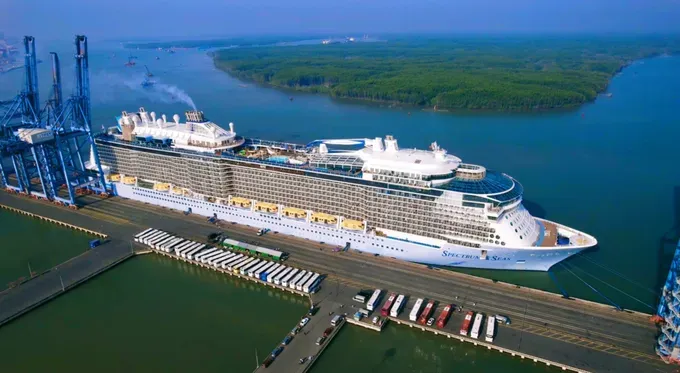 International cruise ship docks at Cai Mep - Thi Vai Port. (Photo: SGGP) tau-cho-khach-du-lich-quoc-te-cap-cang-cai-mep-thi-vai-tinh-ba-ria-vung-tau-trong-thang-2-2023-6415-4733.jpg