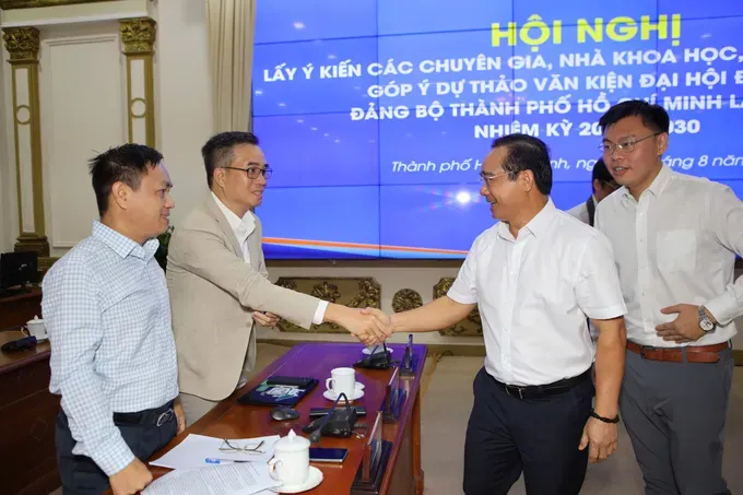 Chairman of the Ho Chi Minh City People’s Committee Nguyen Van Duoc and delegates attend the event. (Photo: SGGP) b77ca7586e57e609bf46-5025-1821.jpg