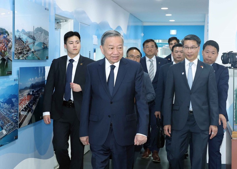 Party General Secretary To Lam visits Dongwon Global Terminal Busan in Busan city. (Photo: VNA) vna-potal-tong-bi-thu-to-lam-tham-cang-busan-han-quoc-8208151.jpg