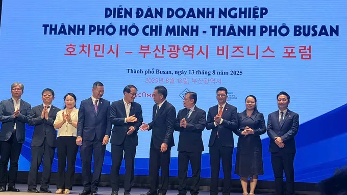 Leaders of Ho Chi Minh City and Busan pose for a commemorative photo at the forum. (Photo: SGGP) z6902551502352-6d34fe92595460805e750525808d38f3-3454-3921.jpg