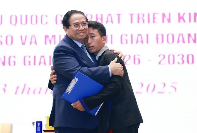 Prime Minister Pham Minh Chinh and Mua A Thi, head of Hang Pu Xi hamlet in Xa Dung commune of Dien Bien province, who saves 90 villagers from flash floods and landslides in the early morning of August 1. (Photo: VNA) pham-minh-chinh.jpg