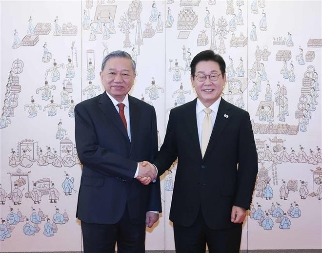 Party General Secretary To Lam (L) and Korean President Lee Jae Myung (Photo: VNA) vna-potal-le-don-tong-bi-thu-to-lam-va-phu-nhan-tham-cap-nha-nuoc-han-quoc-8202539.jpg
