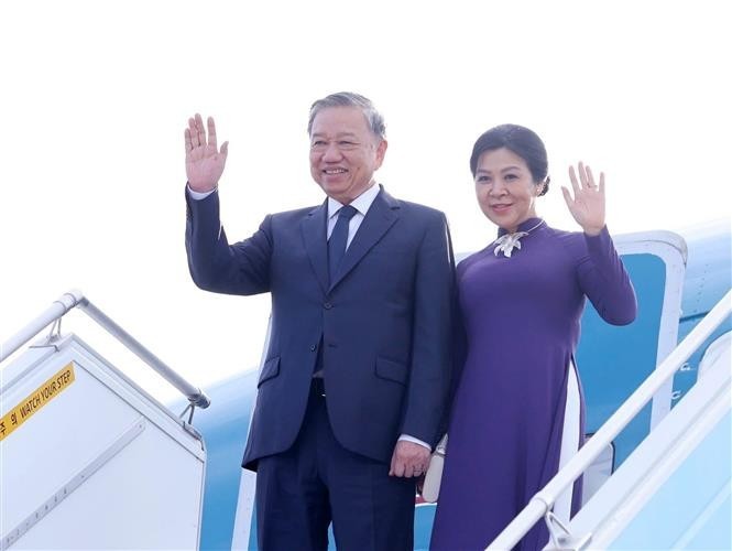 Party General Secretary To Lam and his spouse Ngo Phuong Ly leave Busan for Hanoi on August 13, concluding their four-day state visit to the Republic of Korea (Photo: VNA) vna-potal-tong-bi-thu-to-lam-ket-thuc-chuyen-tham-cap-nha-nuoc-toi-han-quoc-8208255.jpg