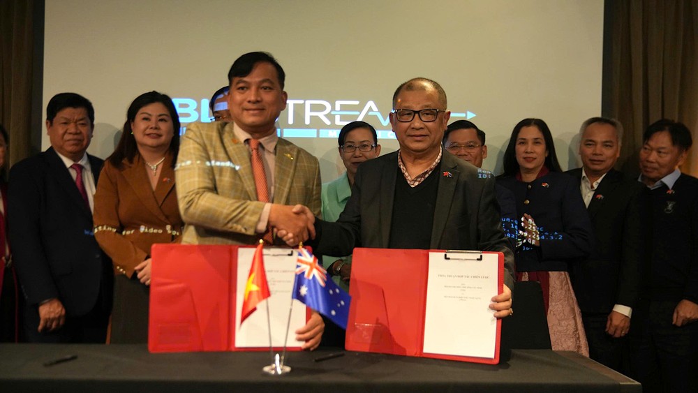 The Tay Ninh Young Entrepreneurs Association signs a memorandum of understanding (MoU) with the Vietnam Business Association in Australia (VBAA). (Photo: SGGP) z6901839457347-b06a7b4168c4a78f75d2a00805d5e648-5536-4649.jpg.jpg