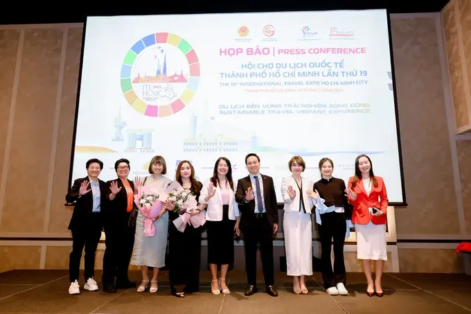 Director of the Ho Chi Minh City Department of Tourism, Nguyen Thi Anh Hoa (C) presents flowers to representatives of participating organizations. dai-dien-cac-don-vi-8165-8152.jpg