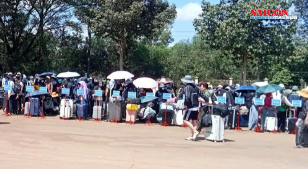 Cambodian authorities hand over 353 citizens, identified by Cambodia as illegal residents, to the Border Guard Station at Xa Mat International Border Gate in the southern province of Tay Ninh. Screenshot (539).png