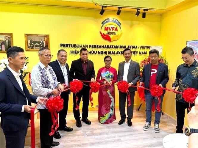 Delegates cut the ribbon to open the Malaysia – Vietnam Friendship Association (VMFA)'s Office in Kuala Lumpur. (Photo: VNA) vna-potal-dong-luc-moi-thuc-day-tinh-huu-nghi-viet-nam-malaysia-8212615.jpg