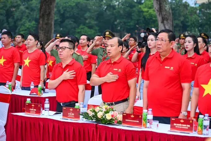Many people clad in red shirts adorned with yellow stars simultaneously turned their attention to Ba Dinh Square in the capital to witness the flag-raising ceremony, sing the national anthem, and participate in local walking activities. (Photo: SGGP) 1.jpg