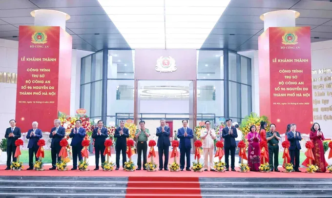 Party General Secretary To Lam and Minister Luong Tam Quang attend the ribbon-cutting ceremony. (Photo: SGGP) 2455-5381-9547.jpg