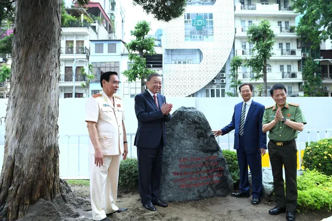 Party General Secretary To Lam and delegates plant trees in the premises of the Ministry of Public Security headquarters. (Photo: SGGP) 2456-1877-495.jpg