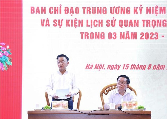 Politburo member, Permanent member of the Secretariat and head of the Steering Committee Tran Cam Tu chairs the meeting. (Photo: VNA) hop-ban-chi-dao.jpg