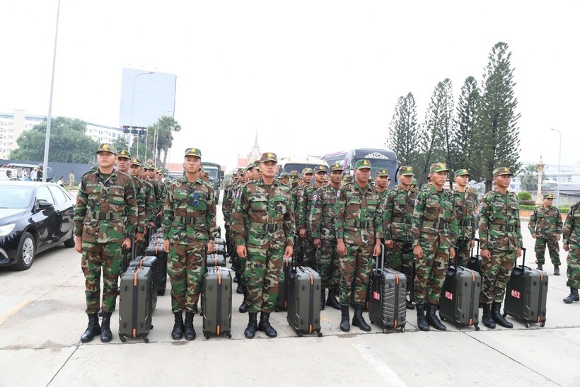 The Royal Cambodian Armed Forces delegation are welcomed at Moc Bai International Border Gate in Tay Ninh province on August 15. (Photo: VNA) vna-potal-tay-ninh-don-doan-quan-doi-hoang-gia-campuchia-tham-gia-nhiem-vu-dieu-binh-tai-viet-nam-8213313.jpg