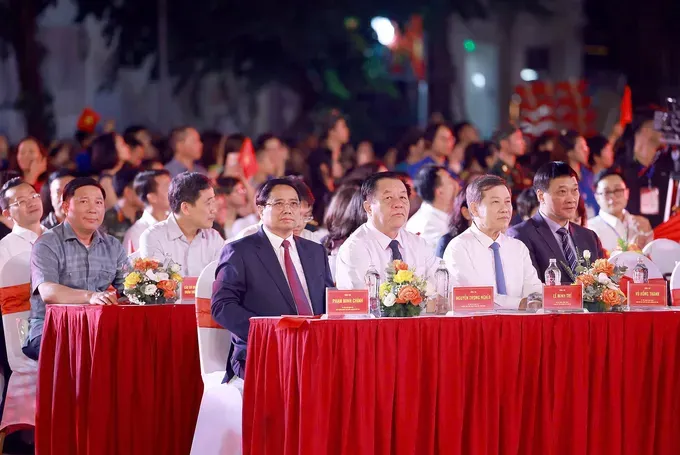 Prime Minister Pham Minh Chinh and Secretary of the Party Central Committee and Head of the Central Propaganda and Mass Mobilization Commission Nguyen Trong Nghia attend the event. (Photo: SGGP) z6911093246624-a625bae0bc8bb7822bb028c81af1f21220250815205200-4450-4259.jpg