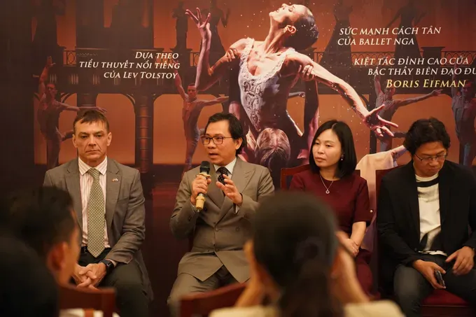 At the press conference providing information of the performances 1433215ba4062c587517-8872-3350.jpg