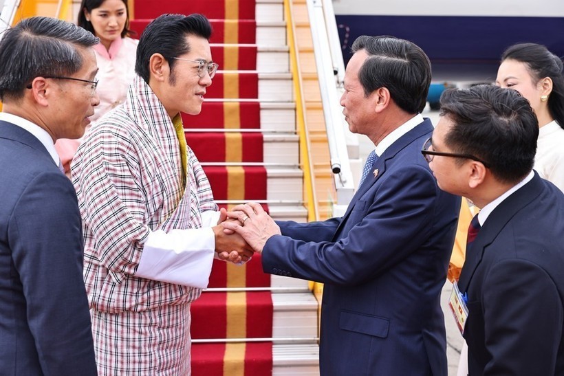 Bhutanese King Jigme Khesar Namgyel Wangchuck (second from left) is welcomed at the airport. (Photo: VNA) bhutan-king.jpg