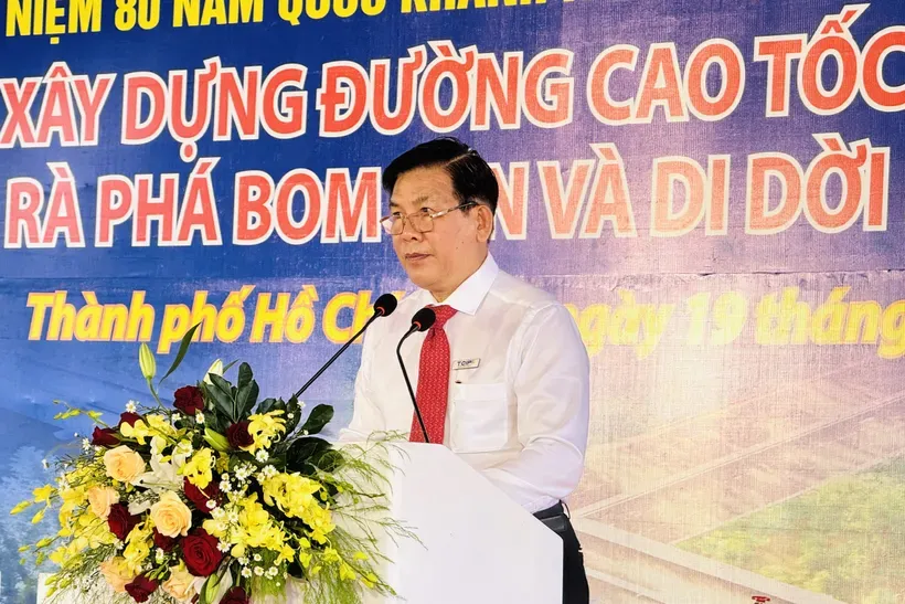 Mr. Luong Minh Phuc, Director of the Ho Chi Minh City Transportation Works Construction Investment Project Management Board, speaks at the groundbreaking ceremony of key preparatory works for the HCMC–Moc Bai Expressway project. (Photo: SGGP) da39bc1e85c00d9e54d1-8000-7617.jpg